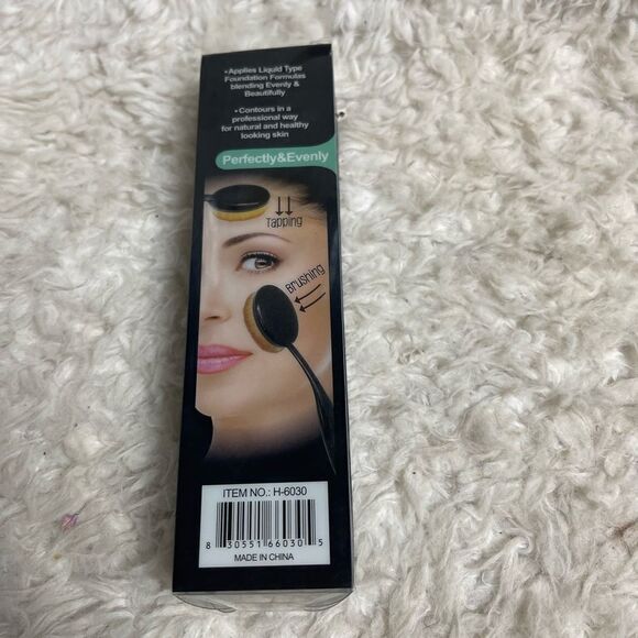 New in box Oval Blending & Contouring Brush - Picture 5 of 6